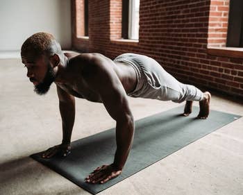 model showing how it helps support hands and arms while in plank