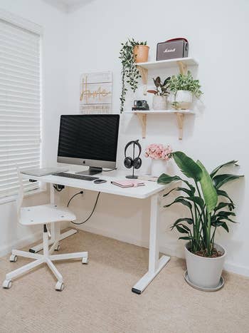 reviewer image of the desk in white