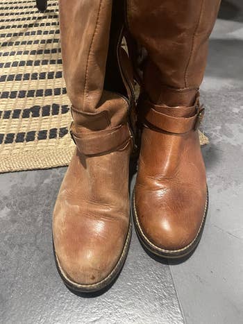 Close-up of 2 worn leather boots earlier and aft utilizing shining kit