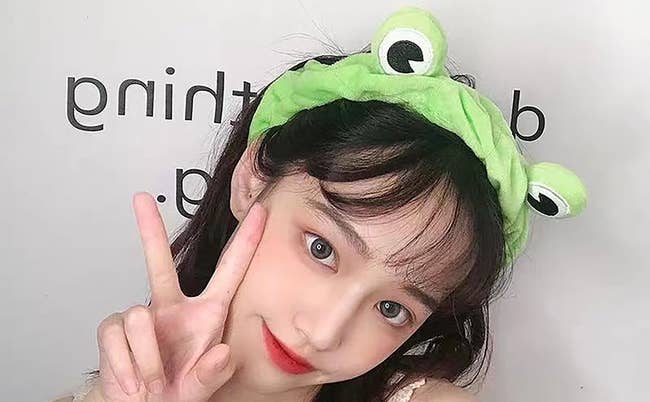 model wearing the frog headband