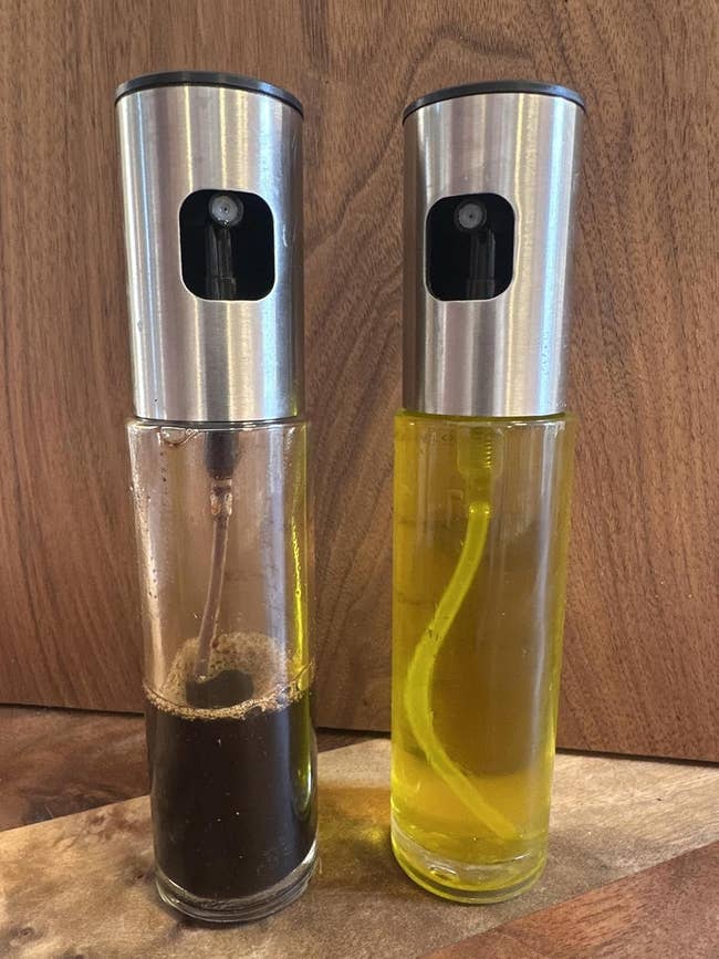 Two solid lipid sprayers with metallic caps; 1 contains acheronian liquid, the different has a yellowish liquid. They are placed connected a woody surface