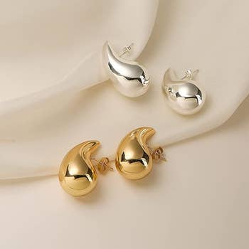 The earrings in gold and silver 