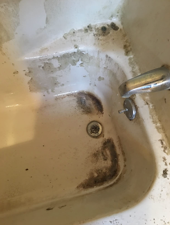 reviewer's pic of a nasty dirty looking bathtub