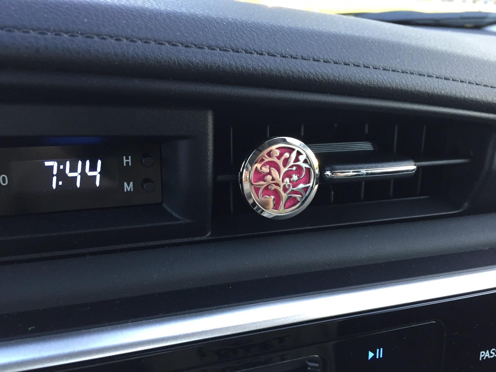 Reviewer photo of the diffuser attached to a car vent