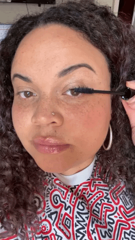 gif of kayla applying the mascara