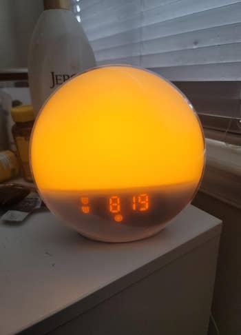 A reviewer shows a closeup of the sun alarm clock