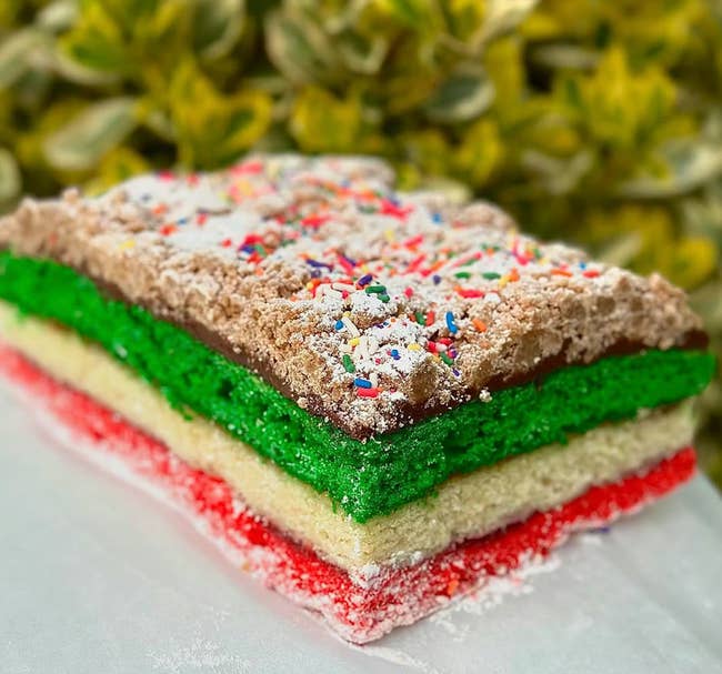 Layered dessert with powdered sweetener and multicolored sprinkles