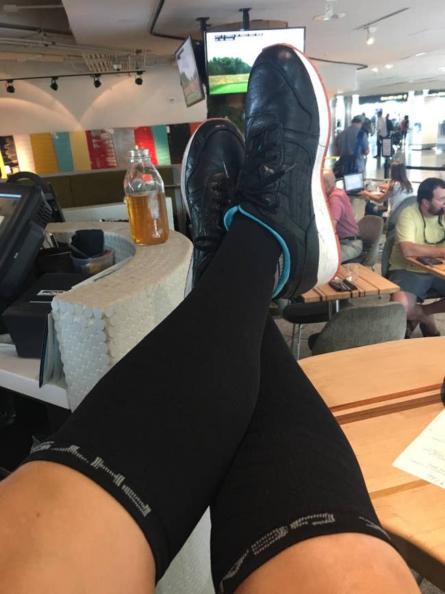 a reviewer in the airport wearing the compression socks