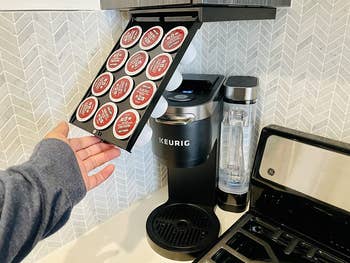 網路行銷 reviewer photo revealing the enclosed coffee pod tray