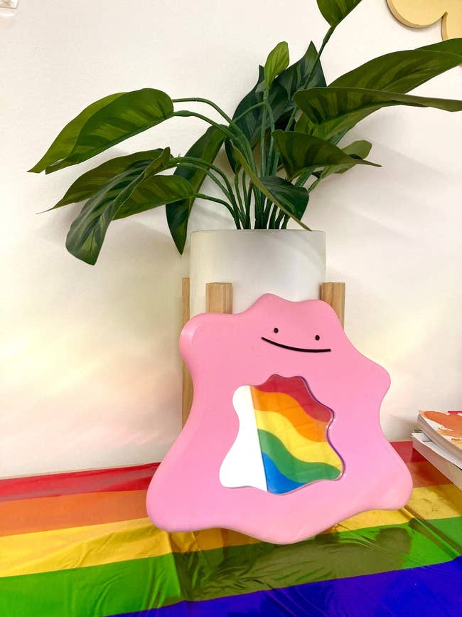 A smiling small Ditto mirror with ditto shaped mirror cutout