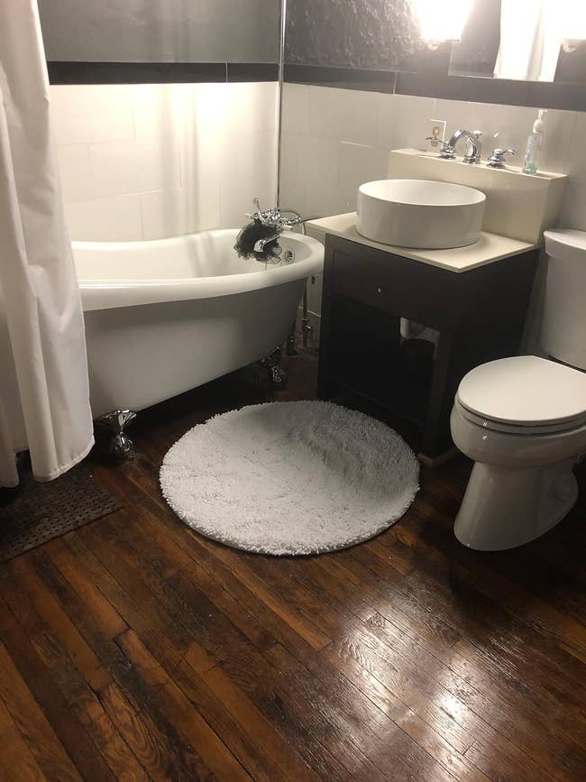 reviewer image of the bath mat in a bathroom