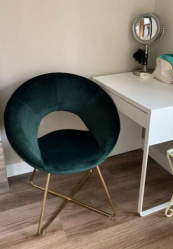 a reviewer photo of the same chair in dark green 