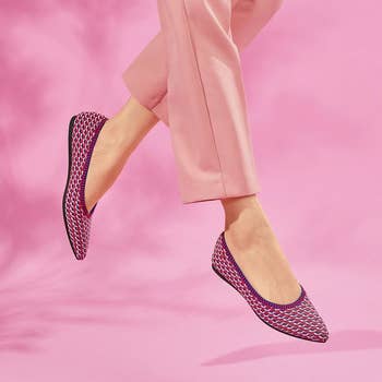 model wearing the pointed flats in pink wave design