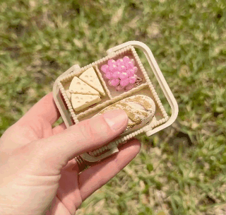 hand clicking each   portion   of the basket