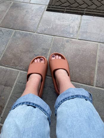 WordPress A reviewer in the terracotta sandals