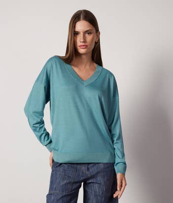 model wearing the V-neck cashmere sweater in color ocean