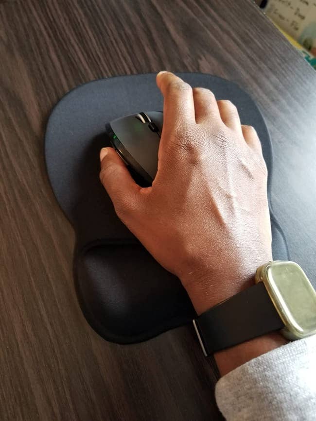 reviewer using the black mouse pad with a hand cushion