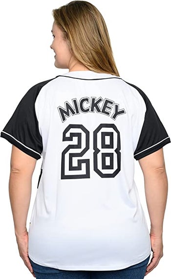 the back of a baseball jersey that says mickey and 28