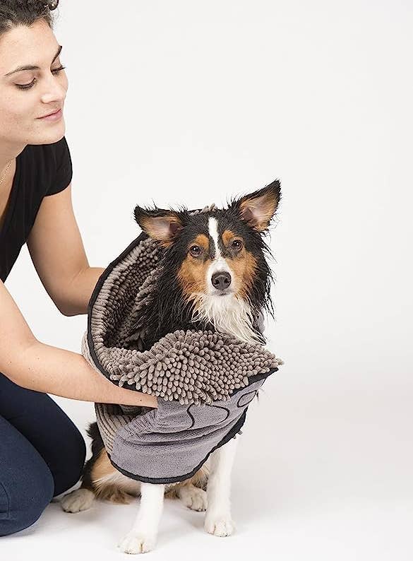 Model using the dual hand pockets to dry wet dog