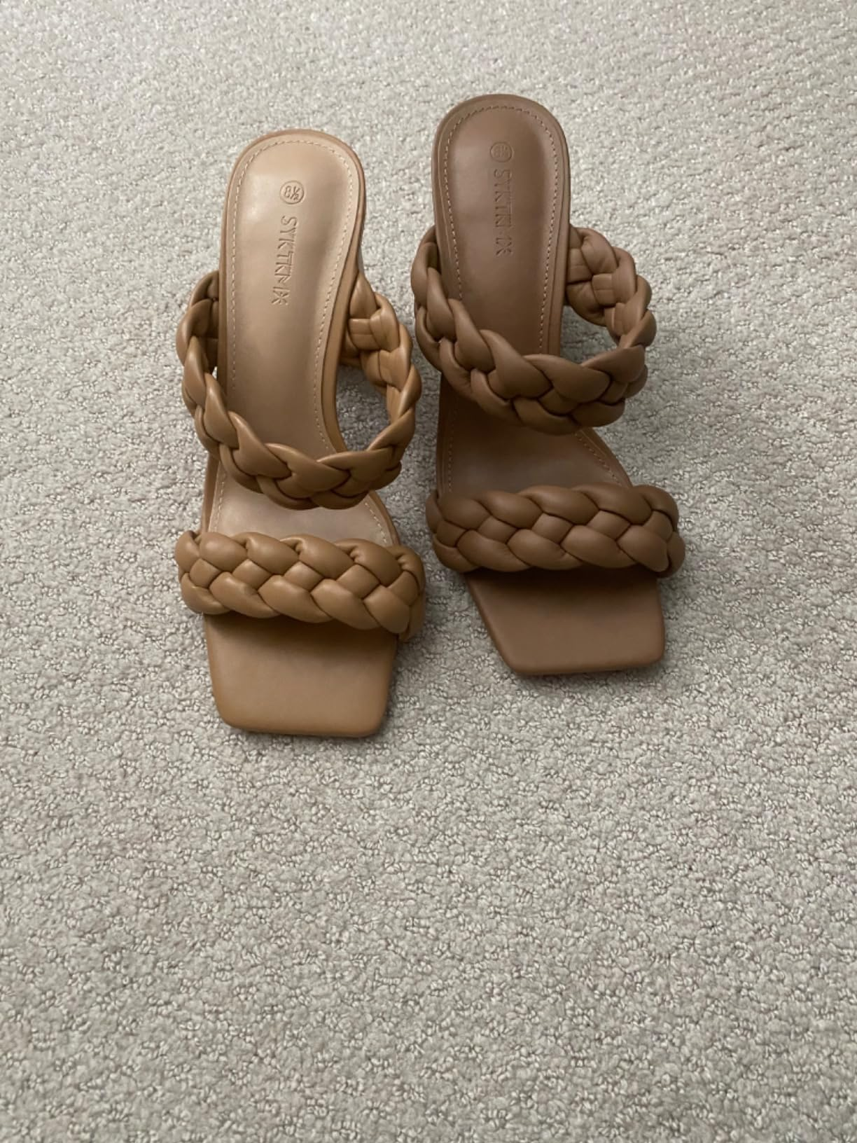 Braided strap sandals with a quadrate  toed  plan  connected  a carpet