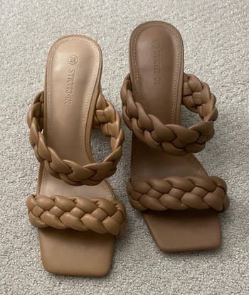 Braided strap sandals with a quadrate toed plan connected a carpet