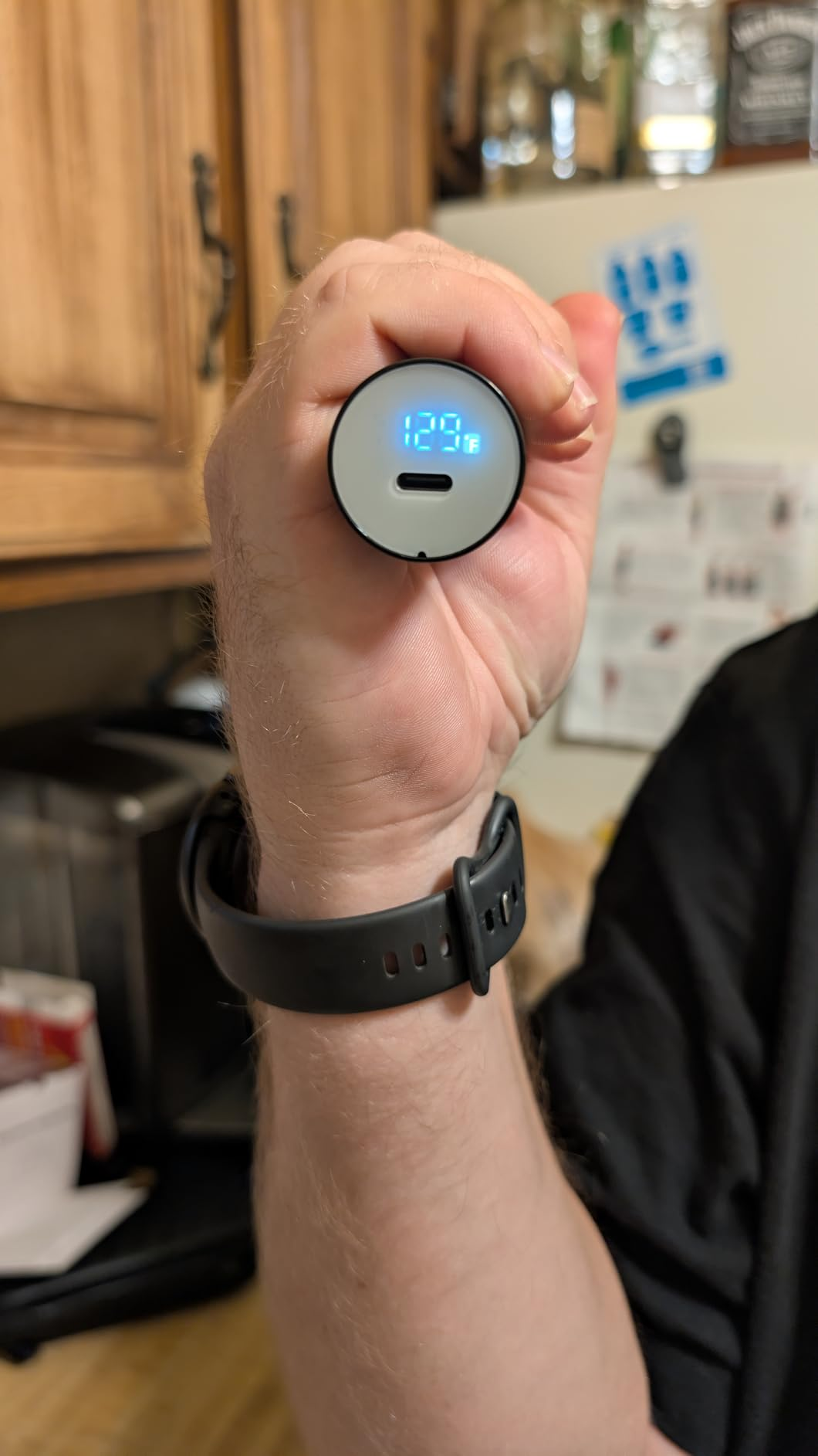 Close-up of a manus  holding a tiny  integer  standard  displaying 