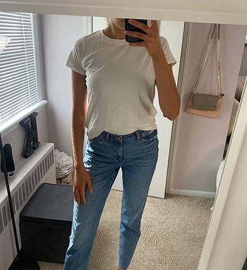 a reviewer wearing a short sleeve white T-shirt 