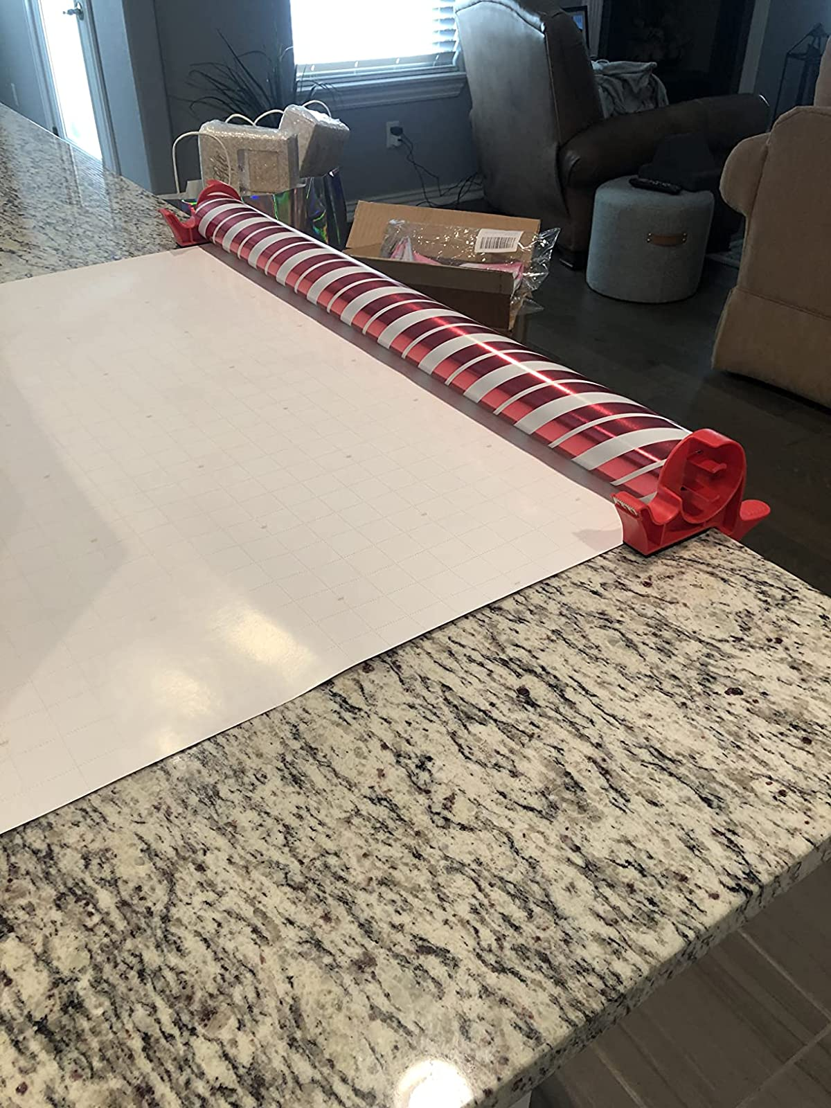 foto resensi klem yang dipasang pada counter yang memegang gulungan kertas kado 