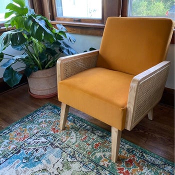 审稿人的黄色软垫木制扶手椅的照片“class=