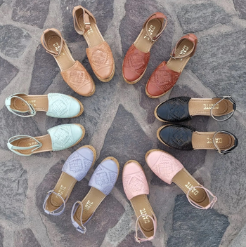the different colored sandals arranged in a circle
