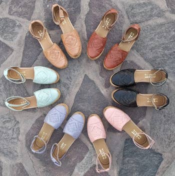 The different-colored sandals arranged in a circle