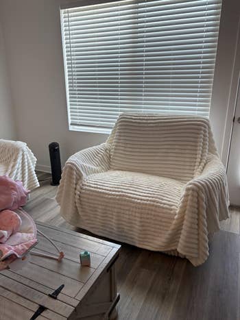 Chair with the broad  hanging implicit    it