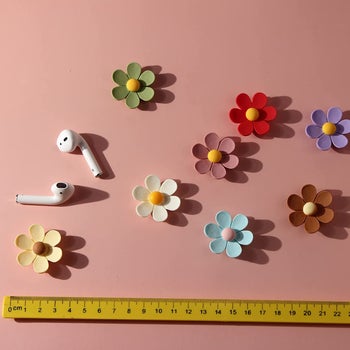 flower magnets with curved petals 