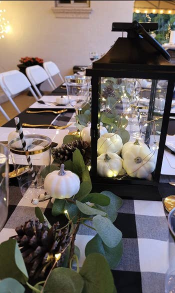 Another reviewer's photo of the garland the middle of a dinner table