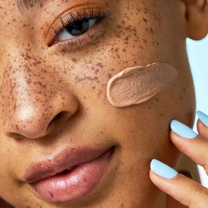 model applying sunscreen