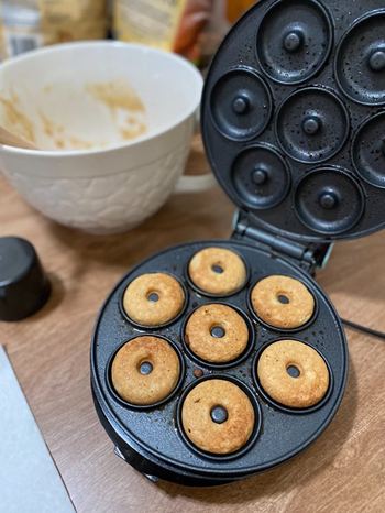 The donut machine with room for seven small donuts 
