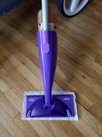 Swiffer WetJet connected  woody  level  with cleaning pad attached