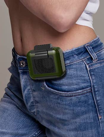 Reviewer with the green square shaped fan clipped to their pants 