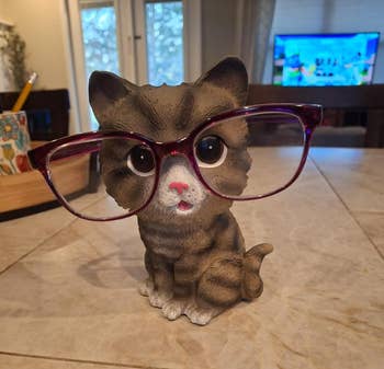 Soporte gatuno de cerámica para gafas