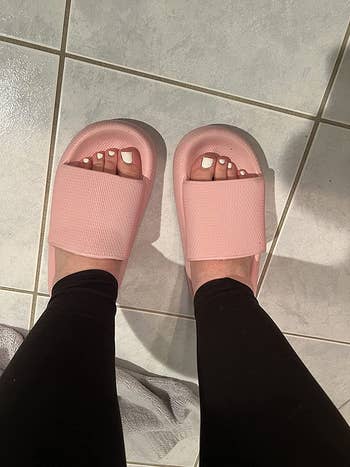 reviewer wearing pink pair of the same slides