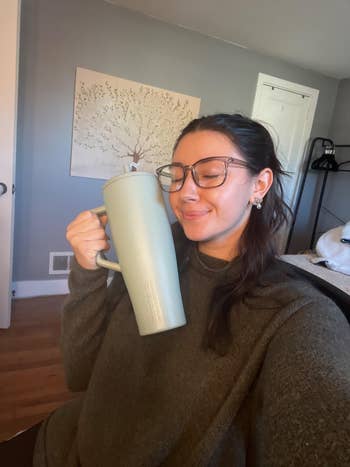 Reviewer holding the BruMate