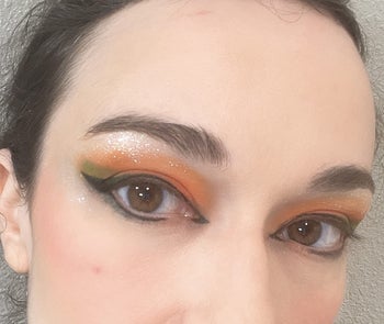 close up of a reviewer's eye look with a perfect wing