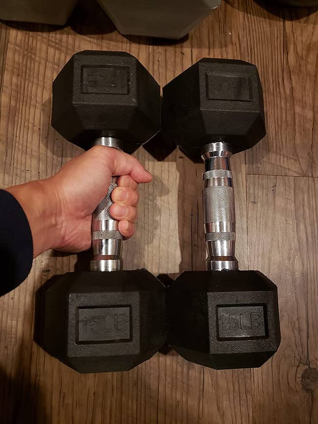 reviewer gripping pair of free weights
