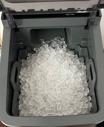 a machine fulled with nugget ice