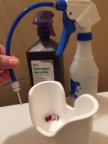 A manus  holding the nozzle of the spray bottle