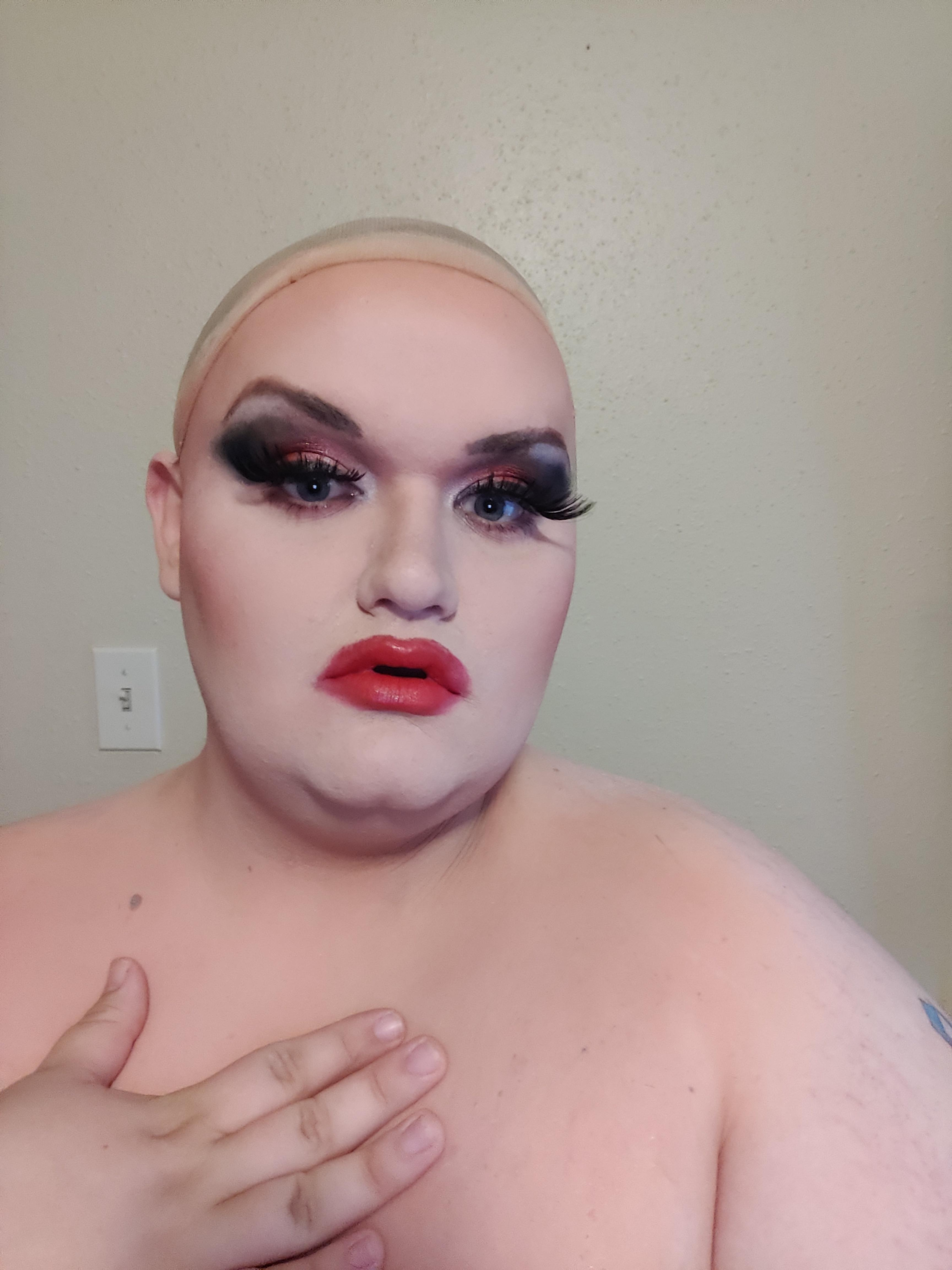 Person with melodramatic  makeup, wearing mendacious  eyelashes and bold lipstick. Before removing the constitution  with a cloth