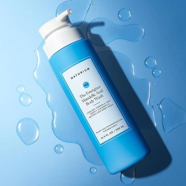 Natrium assemblage lavation vessel connected a bedewed surface, showcasing its packaging and highlighting the product's statement with ingredients and benefits