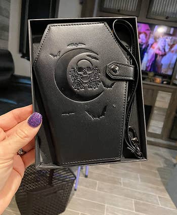 image of the wallet in a reviewer's hand