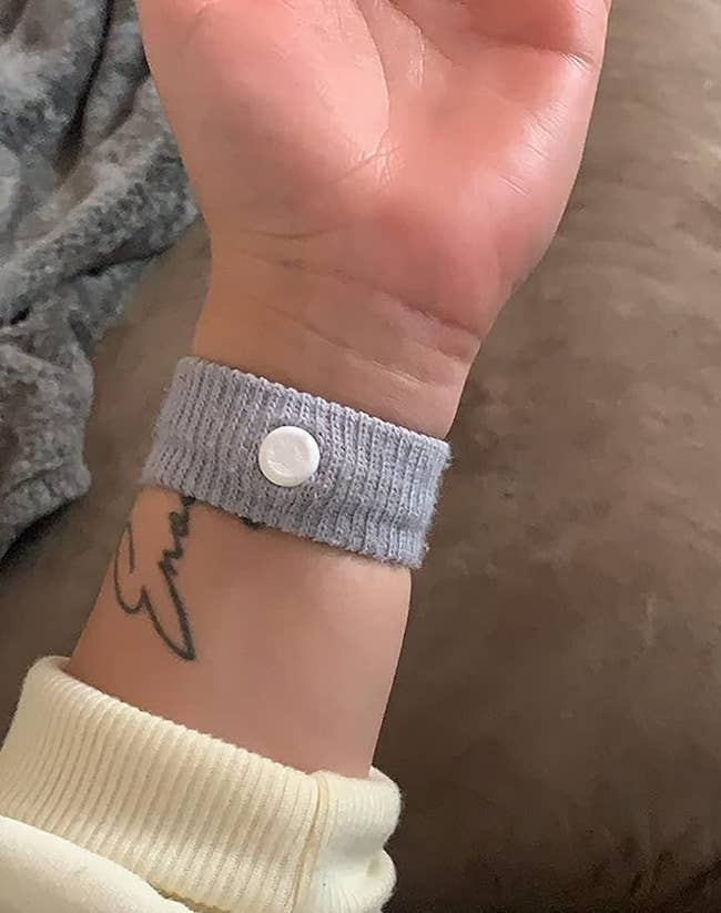 Reviewer with gray band on their wrist 