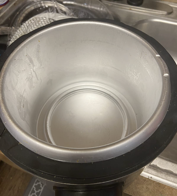 the same cooking pot now completely clean after using the dish spray